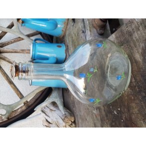 Emalje dekoreret glas karaffel