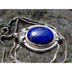 Gammel vedhng med lapis sten.