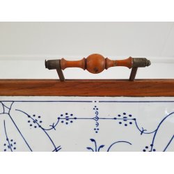 Stor musselmalet porcelnbakke i tr ramme