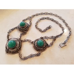 Halssmykke i slv med grn sten og perler