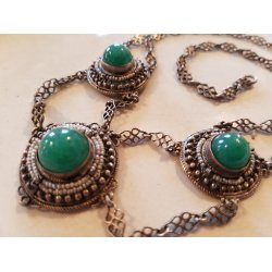 Halssmykke i slv med grn sten og perler