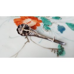 Sknvirke broche i slv med grn sten.   Ml: 4,5x1 cm.