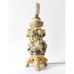 Gammel Kinesisk bordlampe udskret i fedtsten