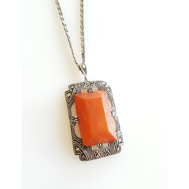 Art Deco halssmykke i slv med carnelian sten og markasitter