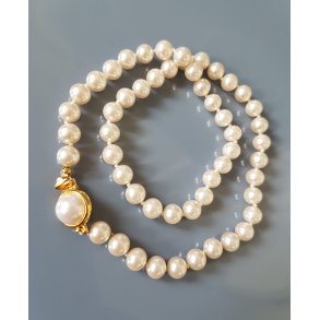 Retro perlekde prydet med 8 kt guld ls