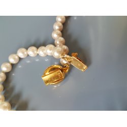 Retro perlekde prydet med 8 kt guld ls