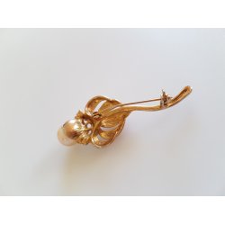 Retro broche prydet med perle og klare sten