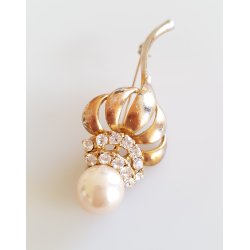 Retro broche prydet med perle og klare sten