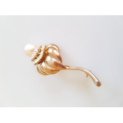 Retro broche prydet med perle og klare sten