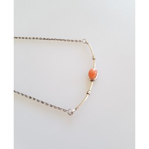 Flot retro halssmykke i slv prydet med koral