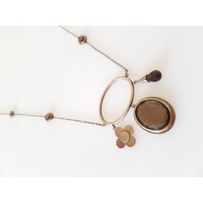 Halskde udfrt i slv prydet med rg kvarts