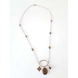 Halskde udfrt i slv prydet med rg kvarts