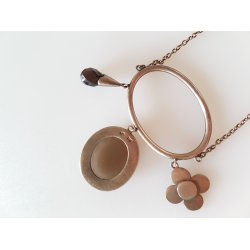 Halskde udfrt i slv prydet med rg kvarts