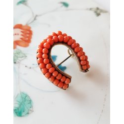 Antik broche prydet med koral