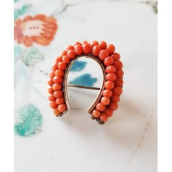Antik broche prydet med koral