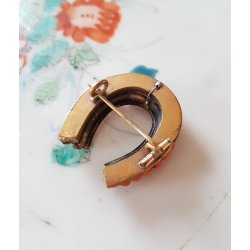 Antik broche prydet med koral