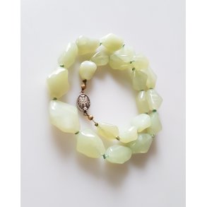 Vintage halskde i lysegrn jade med ls i slv