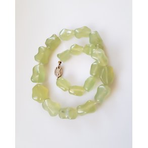 Vintage halskde i lysegrn jade med slv ls