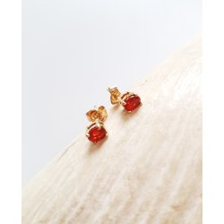 �restikker i 9 karat guld prydet med r�d sten