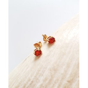 restikker i 9 karat guld prydet med rd sten