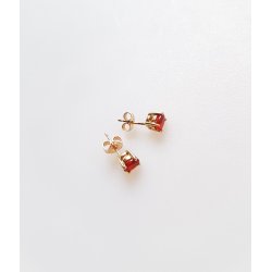 �restikker i 9 karat guld prydet med r�d sten