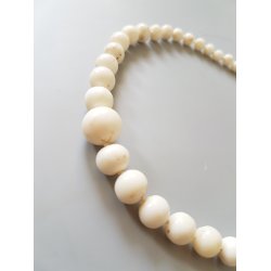 Art Deco halskde udfrt i hvid koral