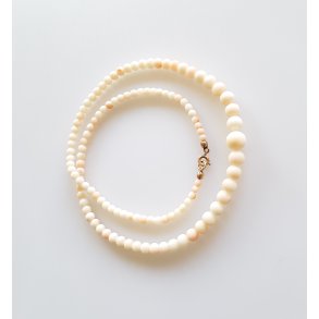 Vintage halskde i hvid koral med ls i frgyld messing