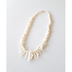 Orla Wichmann halskde i hvid koral med 14 karat guld ls