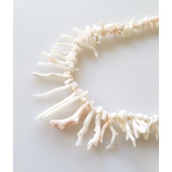 Orla Wichmann halskde i hvid koral med 14 karat guld ls