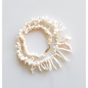 Orla Wichmann halskde i hvid koral med 14 karat guld ls