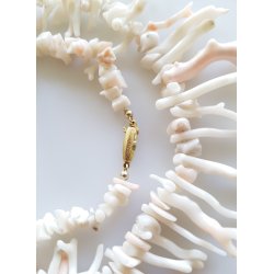 Orla Wichmann halskde i hvid koral med 14 karat guld ls