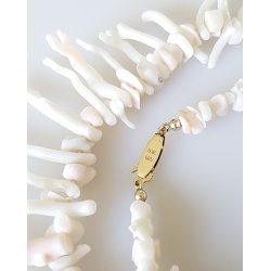 Orla Wichmann halskde i hvid koral med 14 karat guld ls