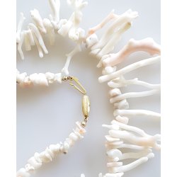 Orla Wichmann halskde i hvid koral med 14 karat guld ls