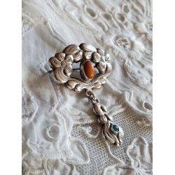 Art Nouveau broche i s�lv prydet med rav og gr�n agat