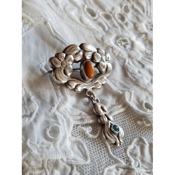 Art Nouveau broche i s�lv prydet med rav og gr�n agat