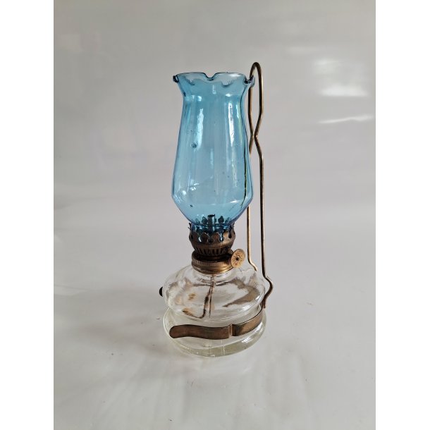 Petroleumslampe i glas og messing 