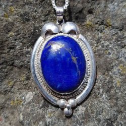 Gammel vedhng med lapis sten