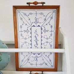 Stor musselmalet porcelnbakke i tr ramme