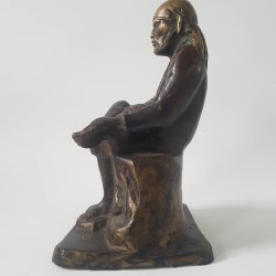 Bronze figur af siddende mand