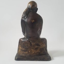 Bronze figur af siddende mand
