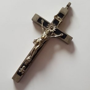 Gammel kors/krucifiksudfrt i metal og tr