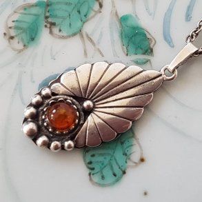 Sknvirke slv halssmykke med rav