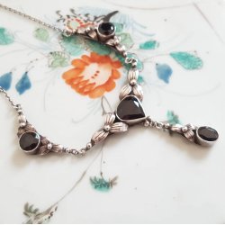 Gammel halssmykke i slv med onyx