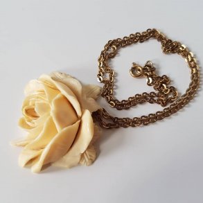 Antik vedhng udskret i ben med bronze kde