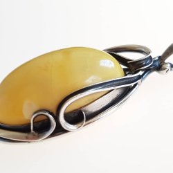 Gammel slv vedhng med rav