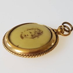 Antik medaljon med 2 billeder i forgyldt slv/metal