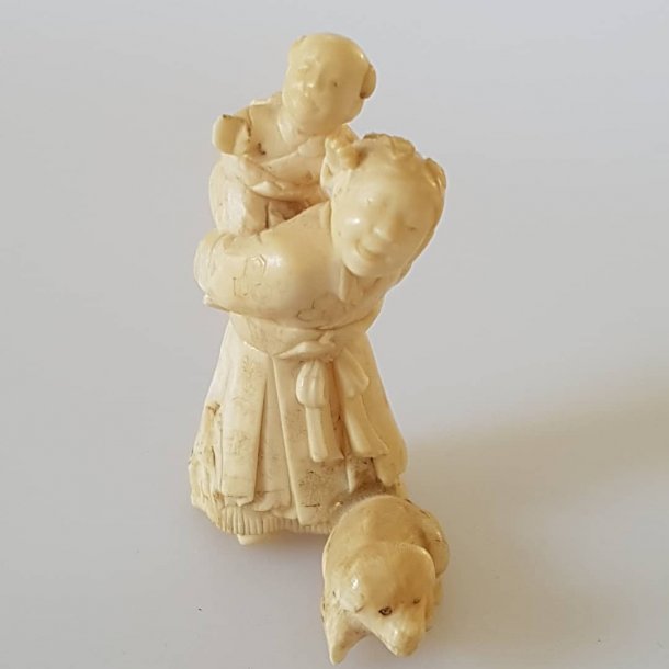 Antik miniatur figur udskret i ben