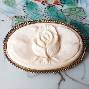 Retro broche i ben og messing