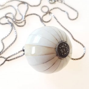 Vintage halssmykke i slv og ben