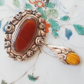 Art  Nouveau broche i slv med rav